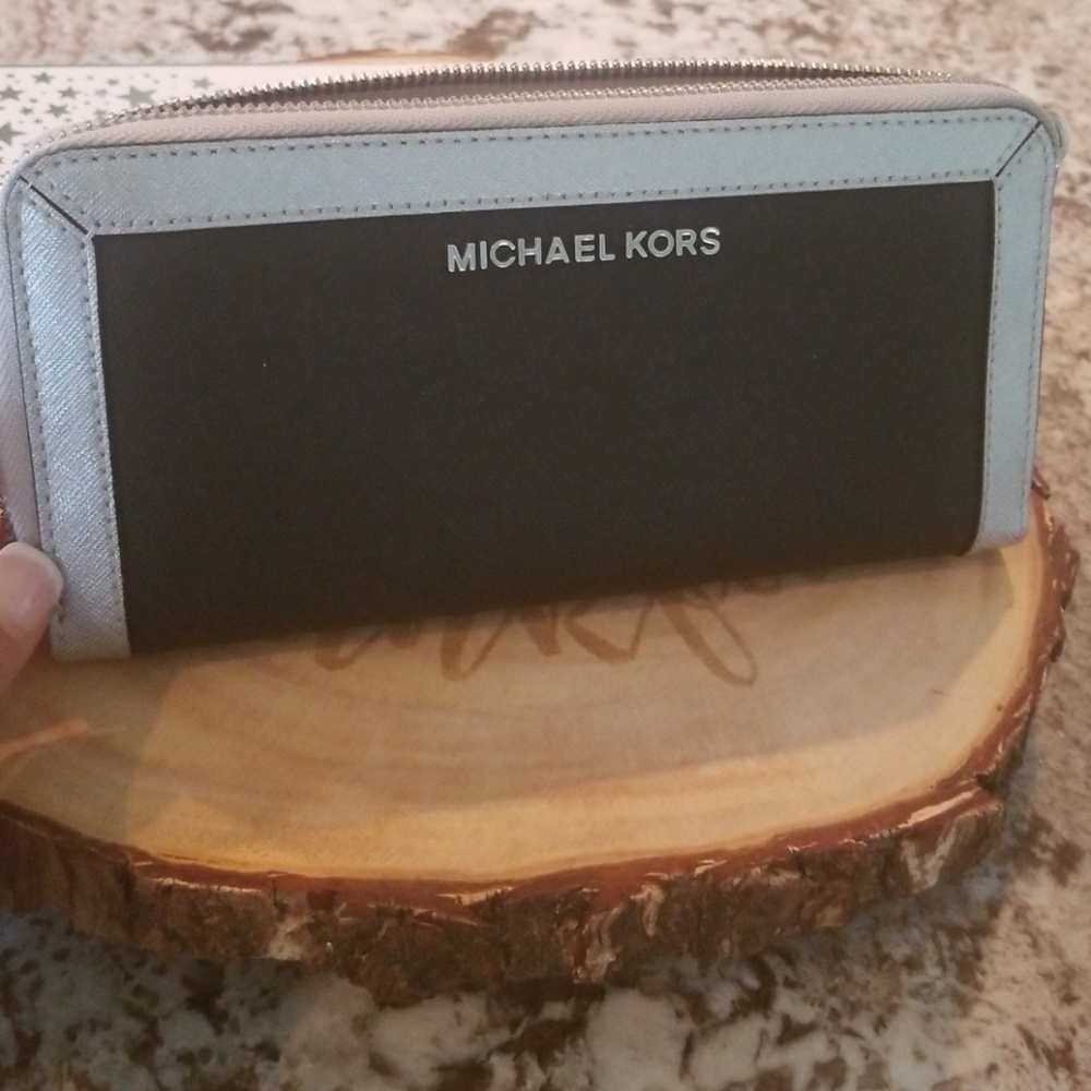Michael Kors Authentic Wallet